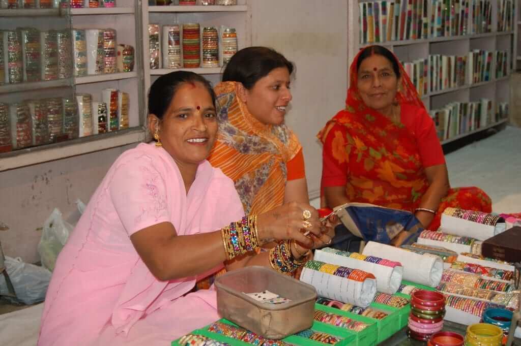 Regatear comprando pulseras en India