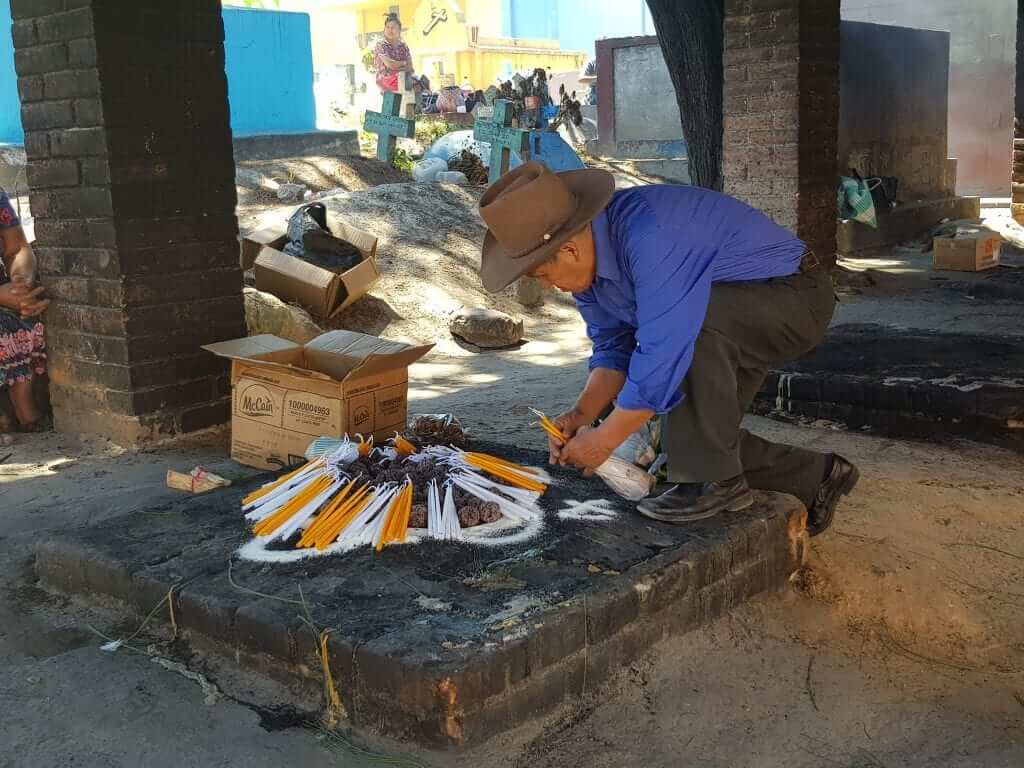  Chichicastenango Cementerio y ceremonia maya