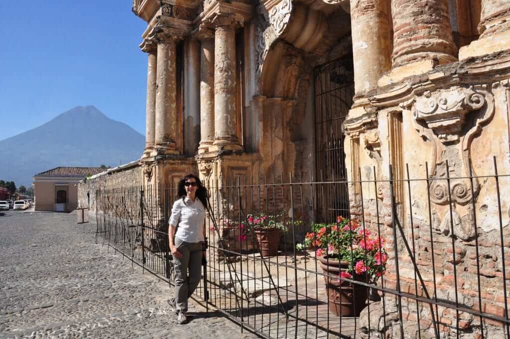 Antigua, Iglesia del Carmen y volcán agua
