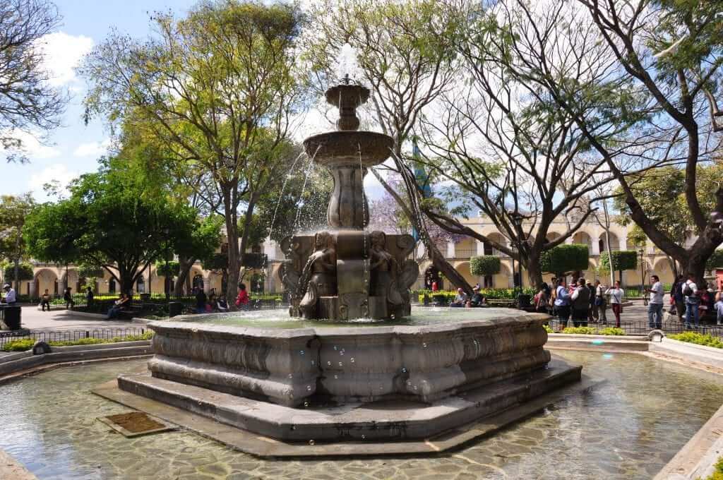 Antigua, Parque Central, Fuente de las Sirenas