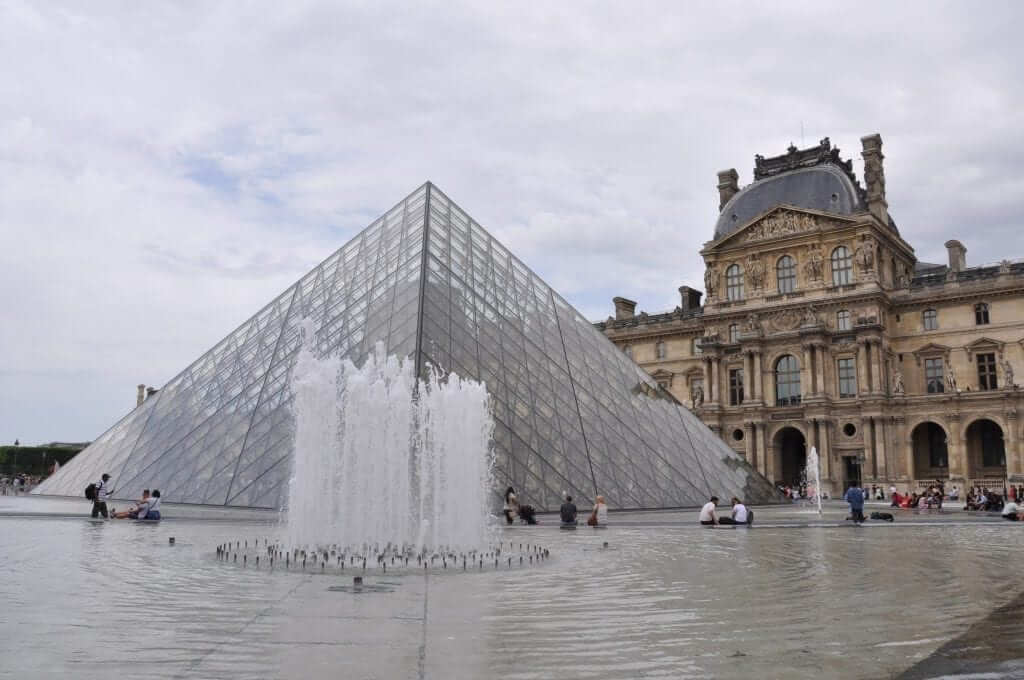 que visitar en parís museo del louvre