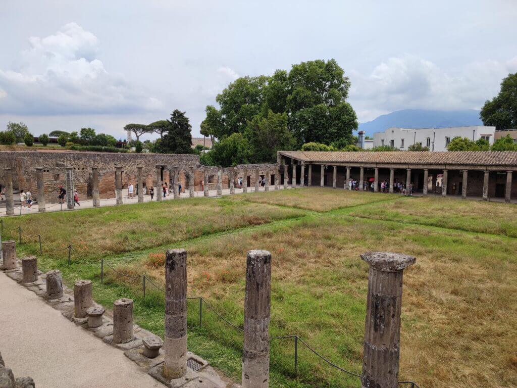Quadriportico de los teatros